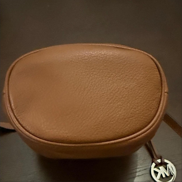 Michael Kors Tan Leather Bucket Bag - Picture 4 of 8